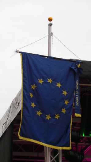 Da hängt sie - die Europafahne