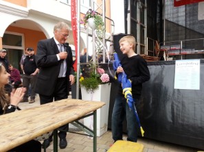 Jetzt sind wir soweit. Die Fahne muss nach oben.