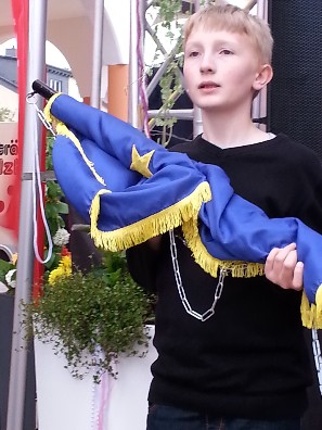 Neo bringt mir die Europafahne zum Hissen